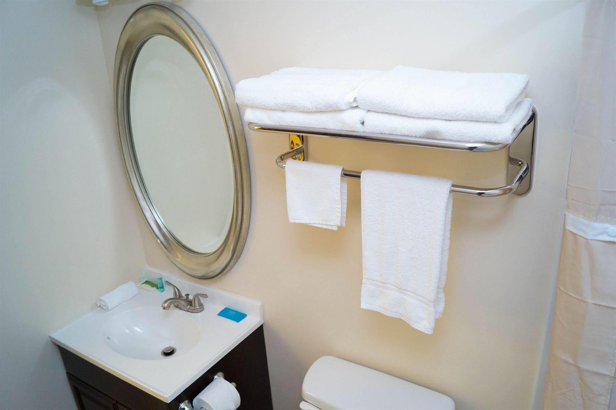 Sullivan Trail Inn & Suites Pocono Lake Exteriér fotografie