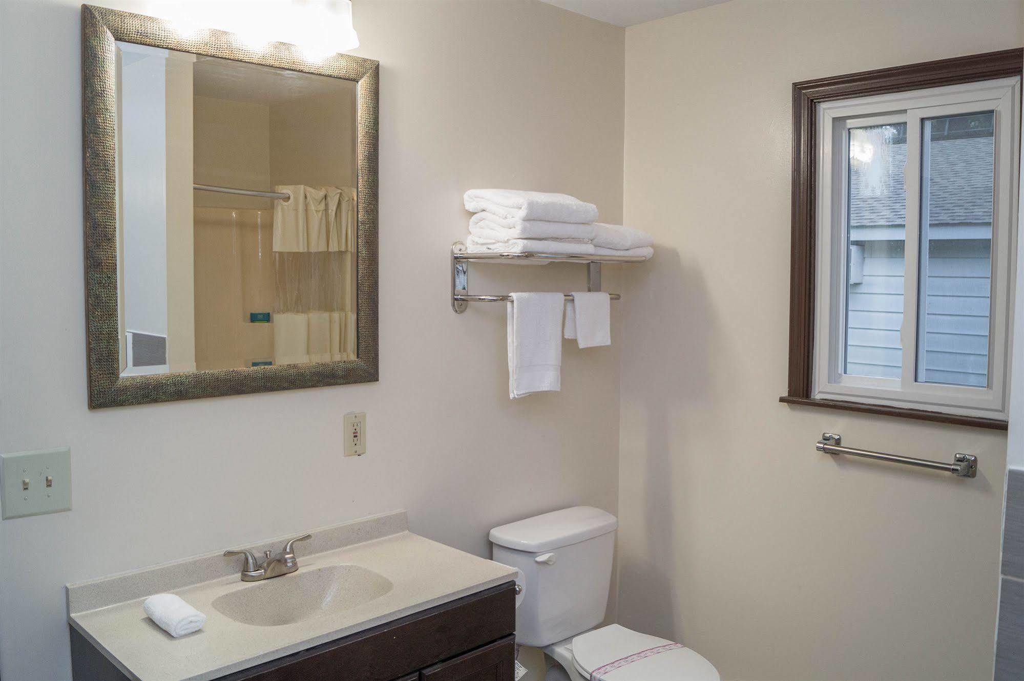 Sullivan Trail Inn & Suites Pocono Lake Exteriér fotografie